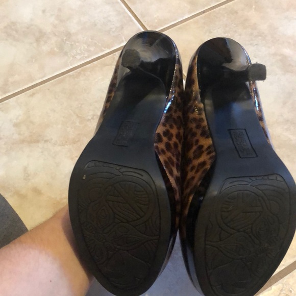 Kenneth Cole Reaction Cheetah print heels . - Picture 6 of 12